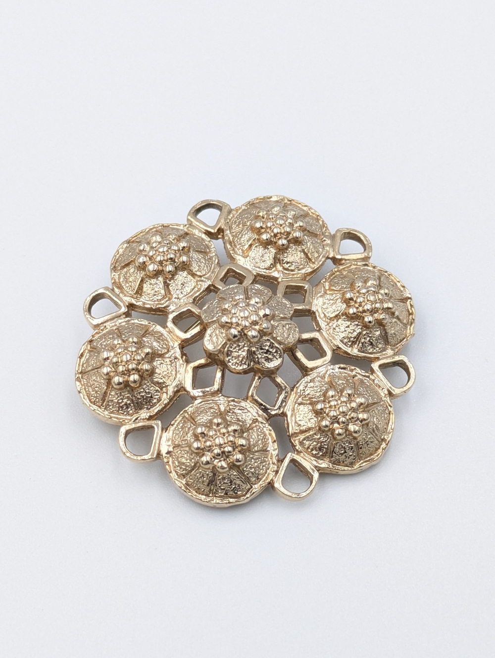 Vintage 1972 signed Sarah Coventry Fashion-Rite gold tone floral brooch pin